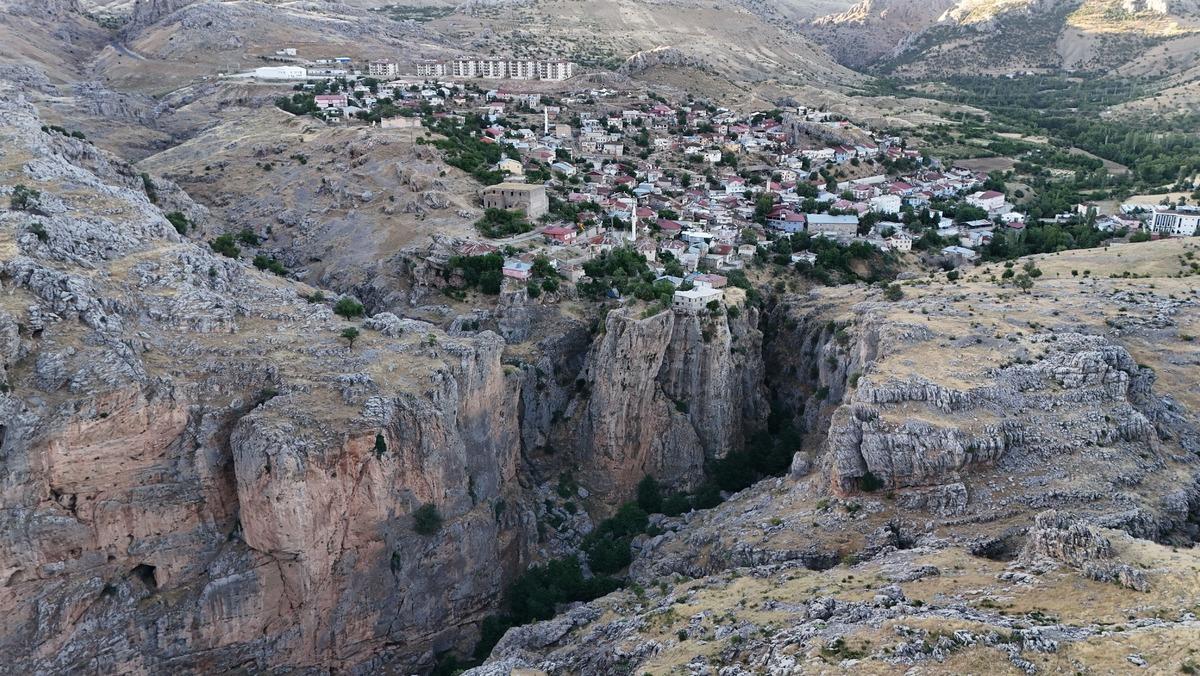 Bir kayada evi var diğerinde bahçesi: Aralarındaki tek bağ 168 metre yükseklikteki köprü 3