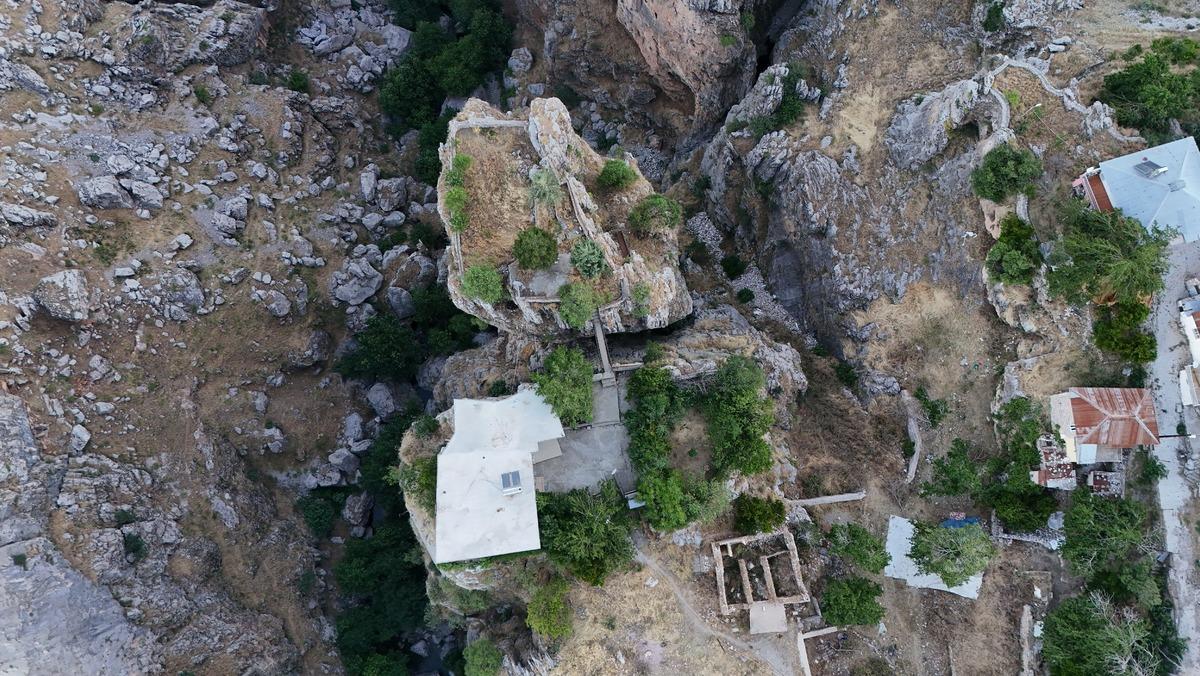 Bir kayada evi var diğerinde bahçesi: Aralarındaki tek bağ 168 metre yükseklikteki köprü 2