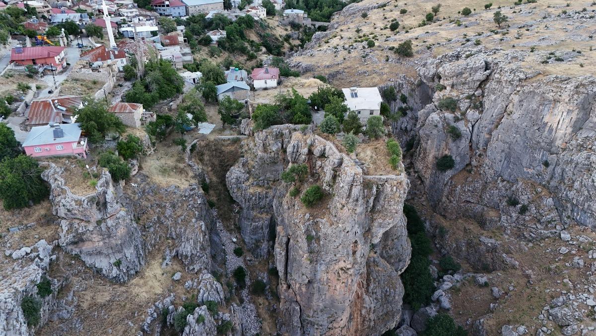 Bir kayada evi var diğerinde bahçesi: Aralarındaki tek bağ 168 metre yükseklikteki köprü 4