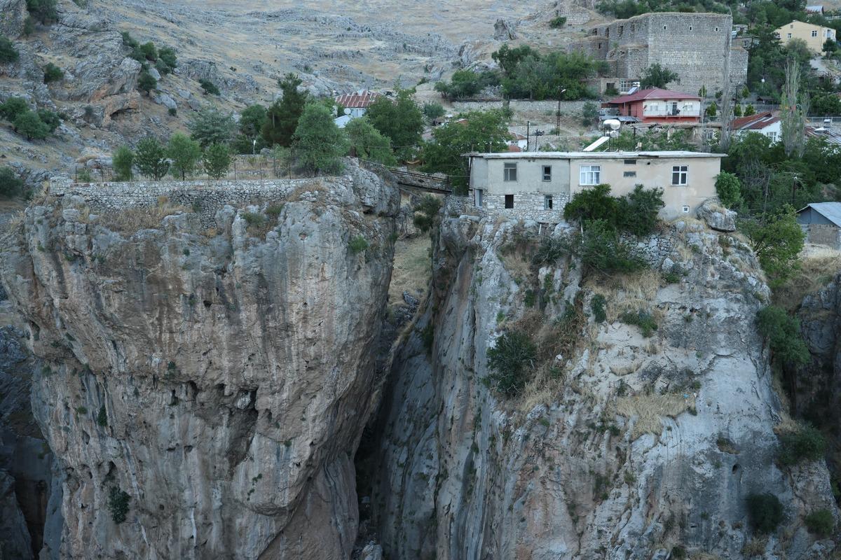 Bir kayada evi var diğerinde bahçesi: Aralarındaki tek bağ 168 metre yükseklikteki köprü 5