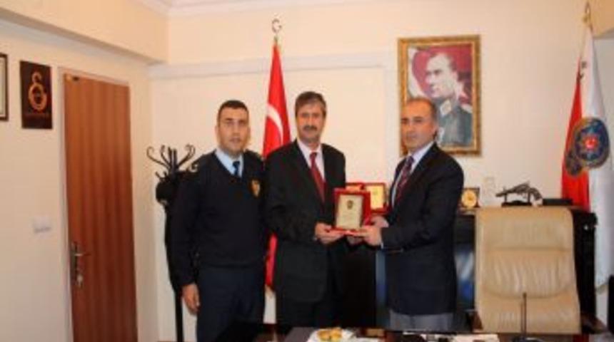 &Ccedil;alınan 7 kilo altınını kurtaran polis teşkilatına otomobil bağışladı