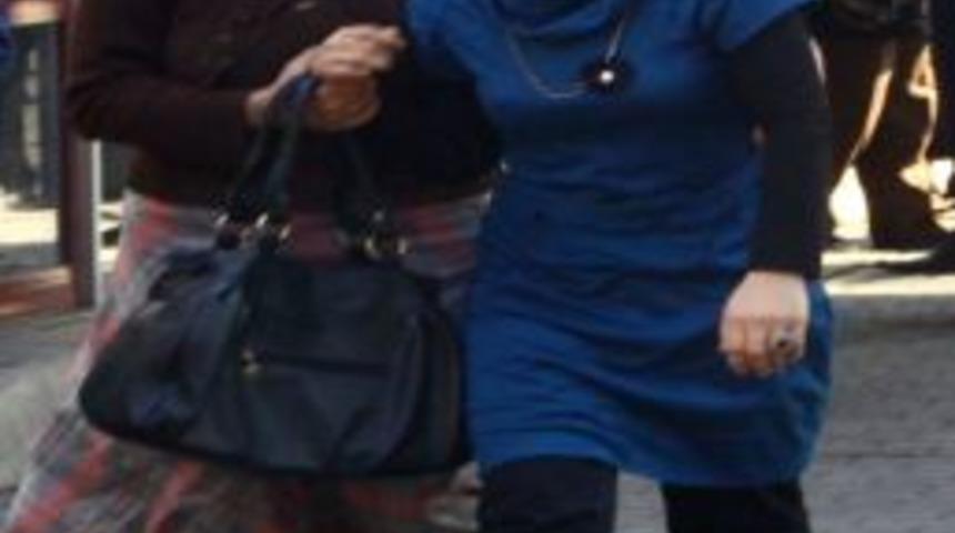 Şizofren baba &ouml;nce kızının, sonra kendi bileklerini kesti