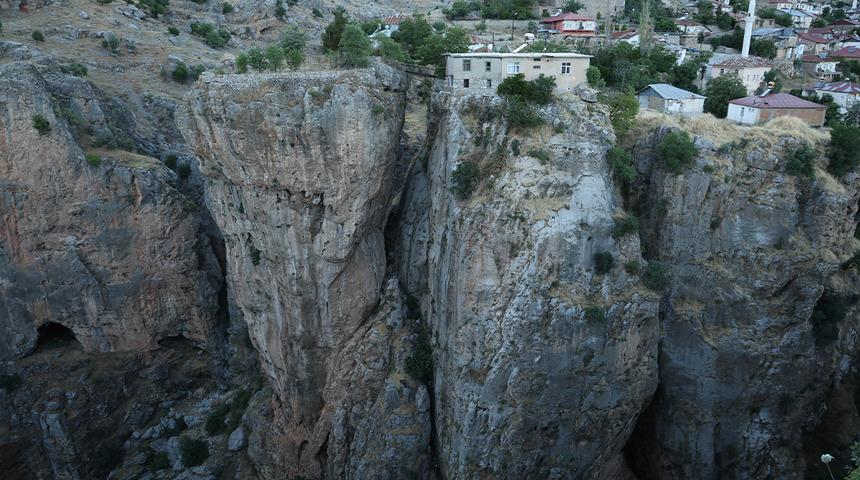 Bir kayada evi var diğerinde bah&ccedil;esi: Aralarındaki tek bağ 168 metre y&uuml;kseklikteki k&ouml;pr&uuml;