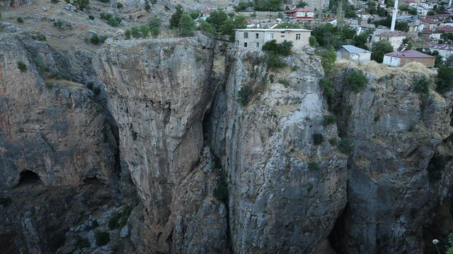 Bir kayada evi var diğerinde bahçesi: Aralarındaki tek bağ 168 metre yükseklikteki köprü