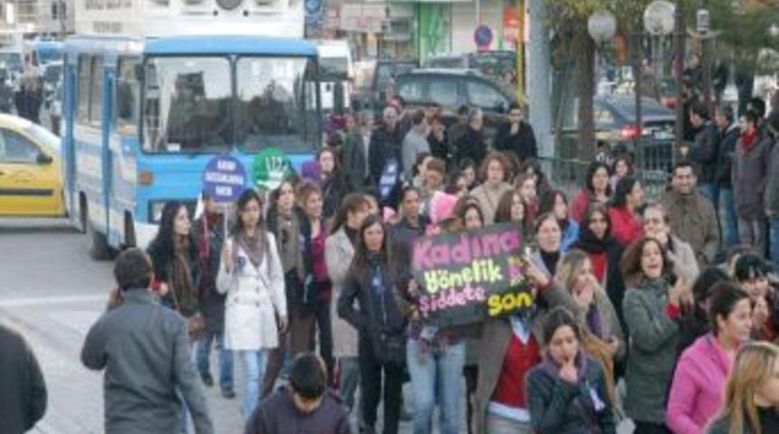 Kadına y&ouml;nelik şiddeti protesto ettiler