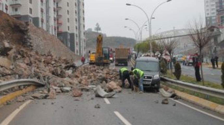 İstinat duvarı çöktü, araç sürücüsü canını zor kurtardı