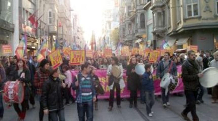 Barış isteyen STK&rsquo;lardan Beyoğlu'nda renkli eylem