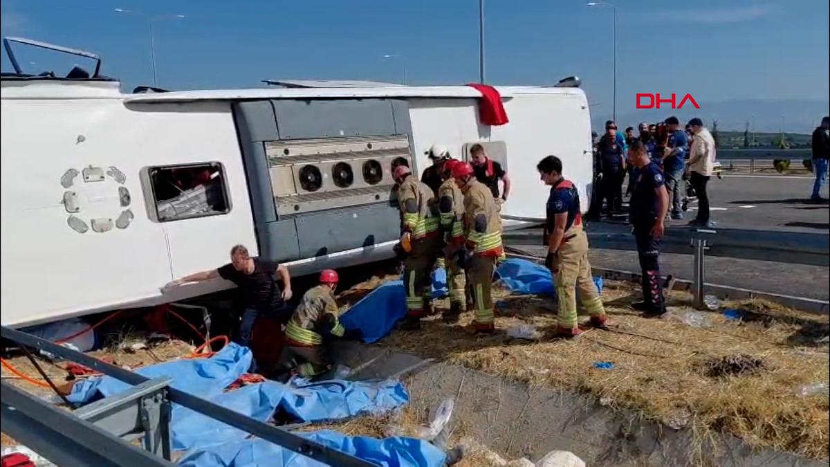 Manisa da tır ile yolcu otobüsü çarpıştı! 4 kişi öldü, çok sayıda yaralı var 1