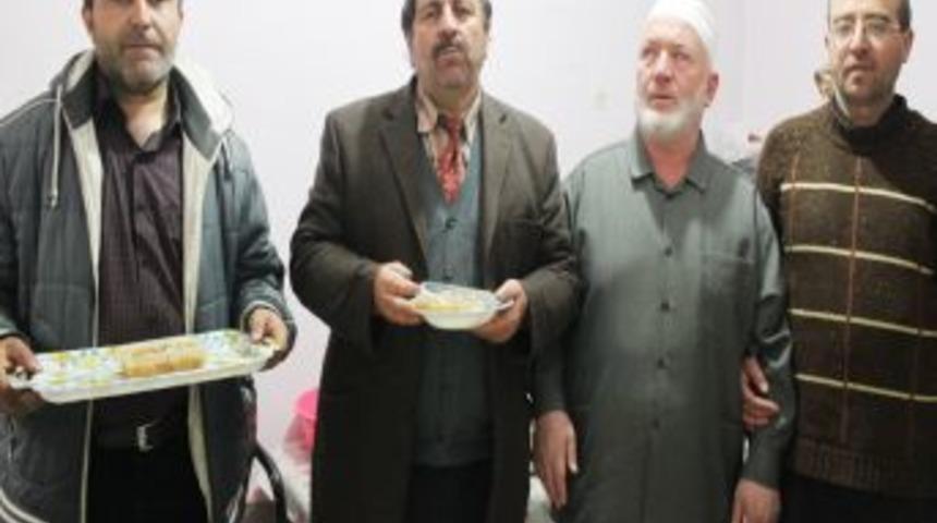 G&ouml;r-Bir, dualı aşure dağıttı