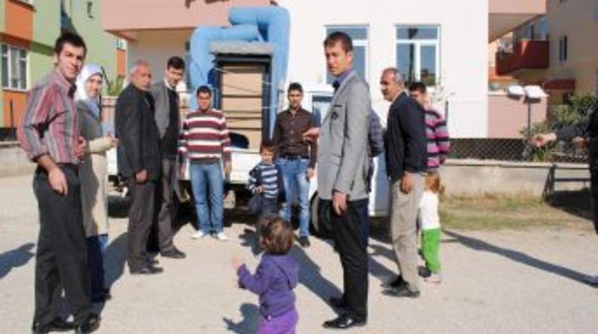 AK Parti'li gen&ccedil;ler, 4 depremzede aileye eşya yardımı yaptı