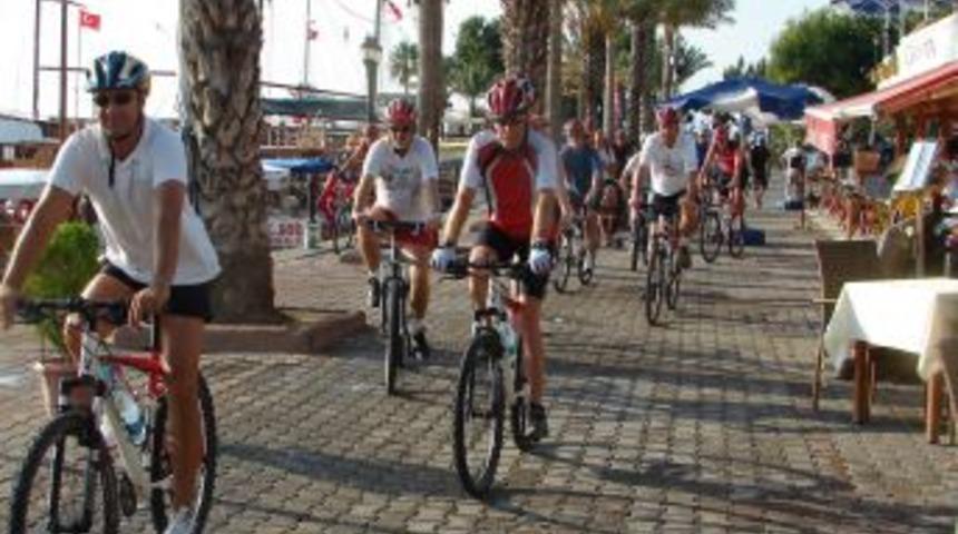 Alman ve Macar bisiklet&ccedil;iler pedal &ccedil;evirerek tarihi &ouml;ren yerlerini geziyor