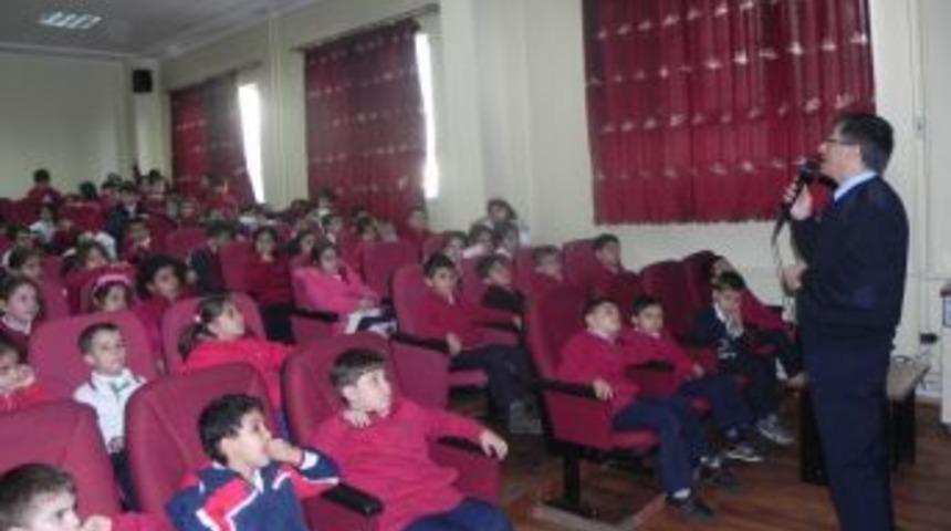 Polisten minik öğrencilere trafik dersi
