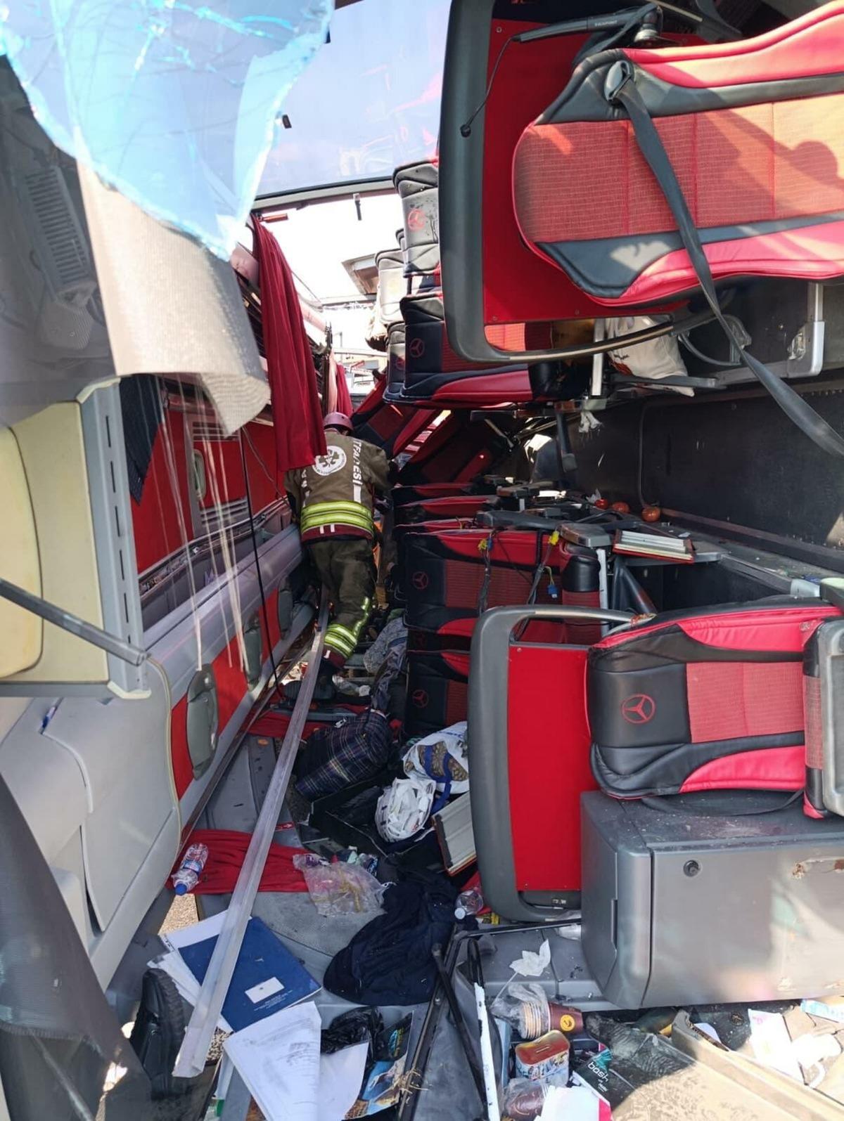 Manisa da katliam gibi kaza! 11 kişi &ouml;ld&uuml;, 26 kişi yaralandı 4