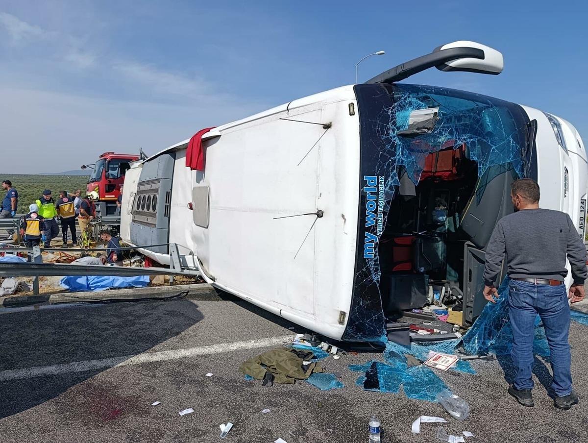Manisa da katliam gibi kaza! 11 kişi &ouml;ld&uuml;, 26 kişi yaralandı 1