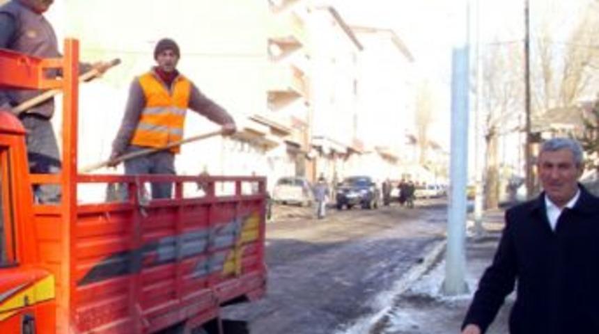 Belediyeden buzlu yollara tuz