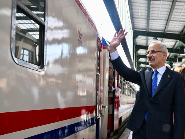 Turistik Doğu Ekspresi yeni sezonda 70 kez sefer yapacak, biletler i&ccedil;in tarih belli oldu