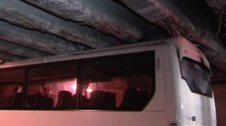 Alt ge&ccedil;ide sıkışan otob&uuml;s&uuml;n imdadına itfaiye yetişti