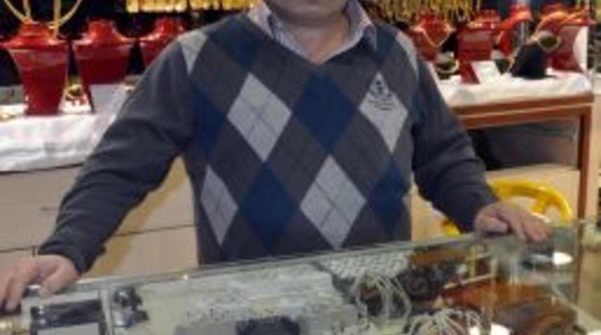 Film gibi soygun: 450 bin TL&rsquo;lik altınla ka&ccedil;tılar