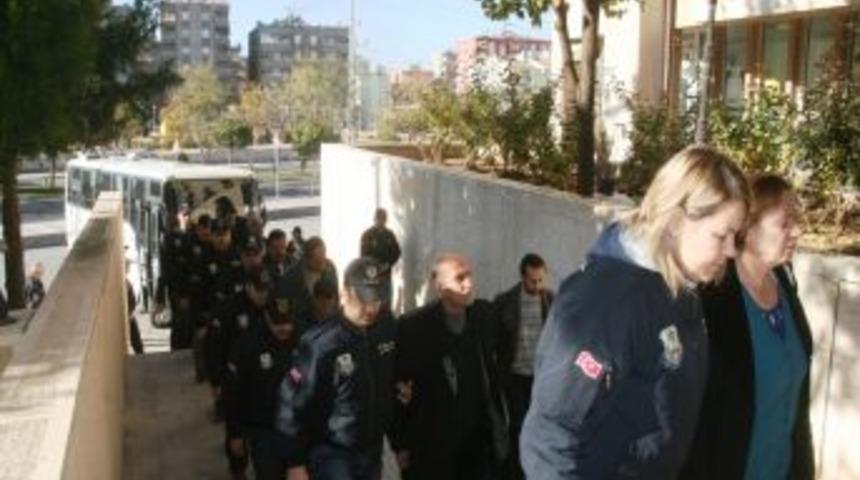 KCK'dan g&ouml;zaltına alınanlar adliyeye sevk edildi