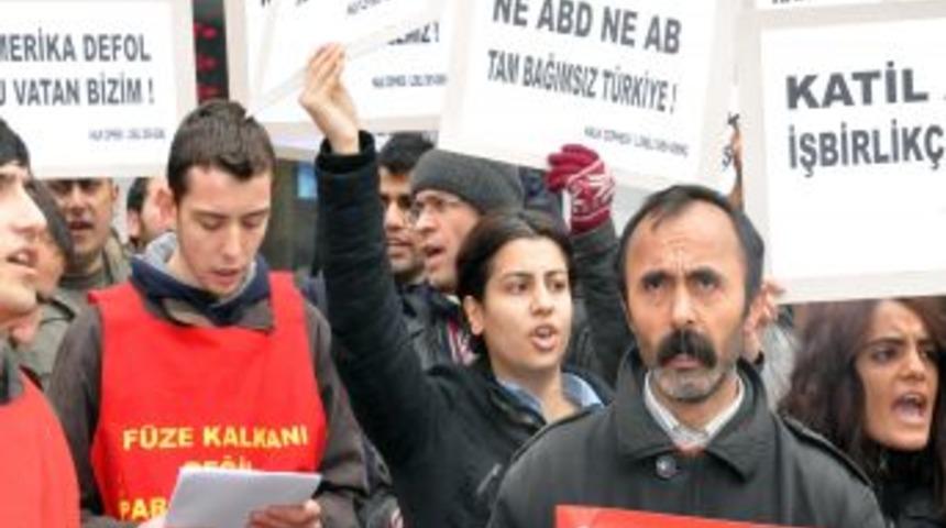 İzinsiz y&uuml;r&uuml;y&uuml;ş yapmak isteyen eylemcilerine polis m&uuml;dahale etti