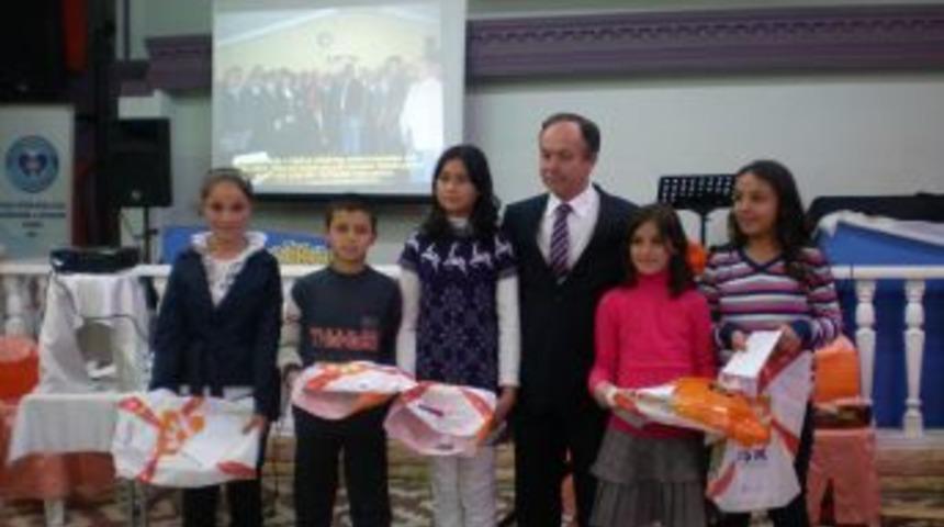 Salihli Eğitim G&ouml;n&uuml;ll&uuml;leri Derneği başarılı &ouml;ğrencileri &ouml;d&uuml;llendirdi
