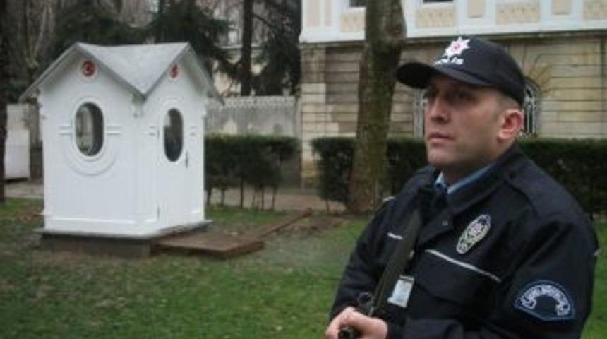 Mecliste g&ouml;revi devralan polis, Dolmabah&ccedil;e Sarayı'nda da n&ouml;bete başladı