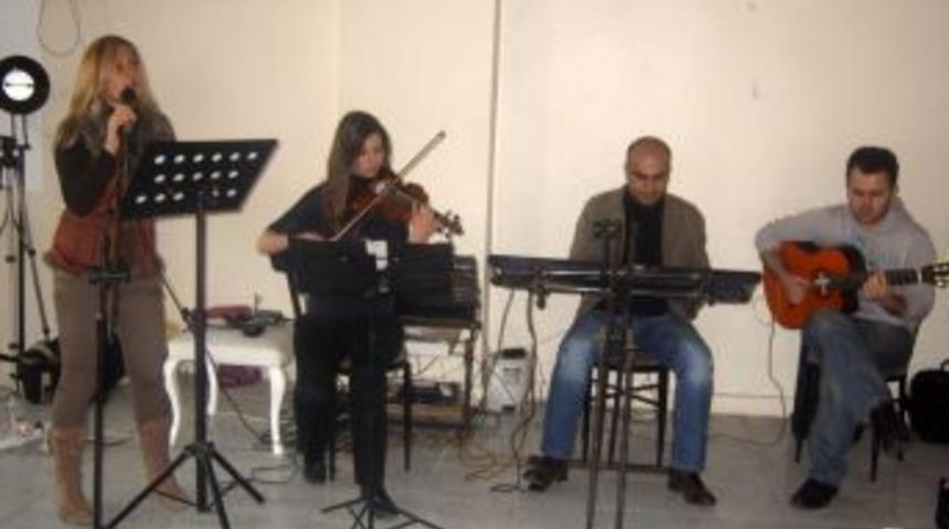 Gonca Derneği hem anneleri hem kızları eğitiyor