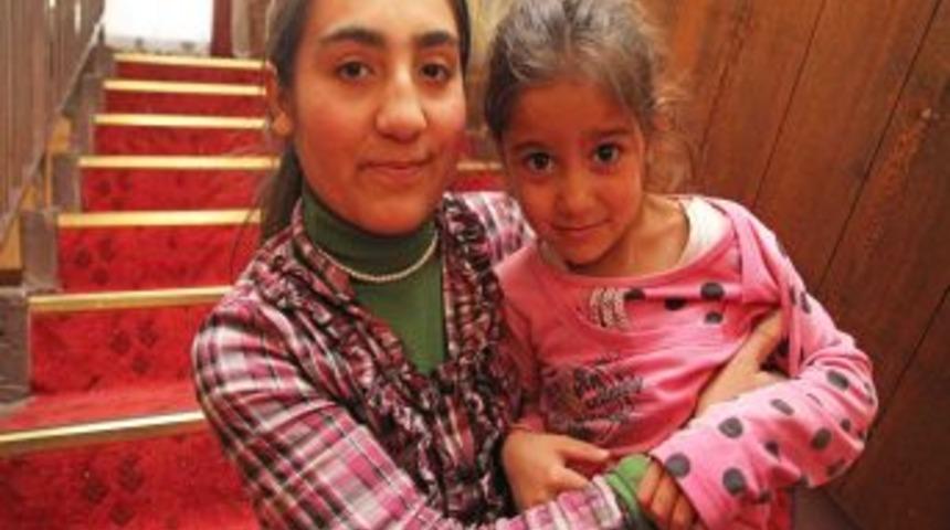 Vanlı depremzede &ccedil;ocuklar rahat uyuyor