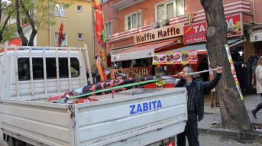 &Ccedil;ankaya'da zabıta kırlangı&ccedil; tabelaları topladı