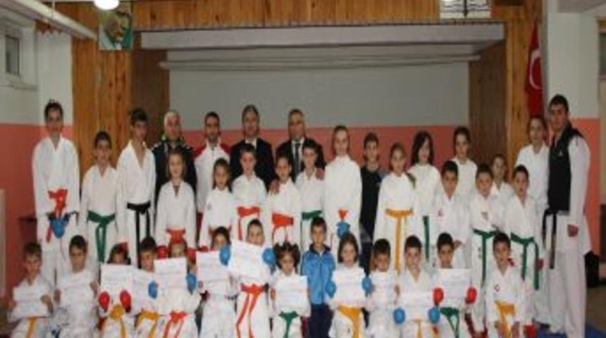 Karate kursunda başarılı olan 12 sporcuya belgeleri verildi