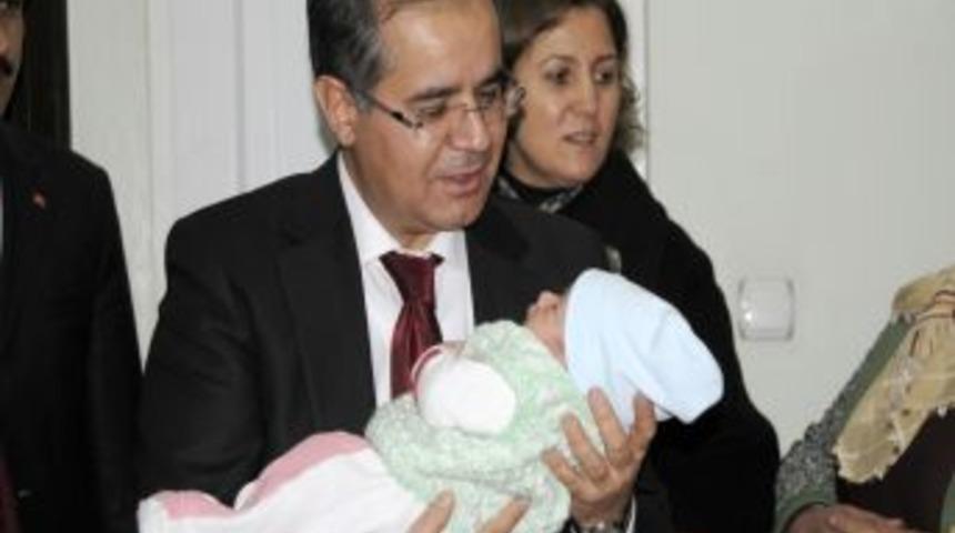 Minik Amine&rsquo;ye ilk ziyareti Vali Tapsız yaptı