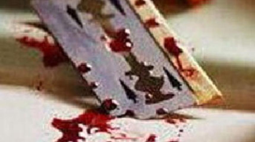 &Ouml;ld&uuml;rd&uuml;ğ&uuml; eşinin sırtına adını kazıdı