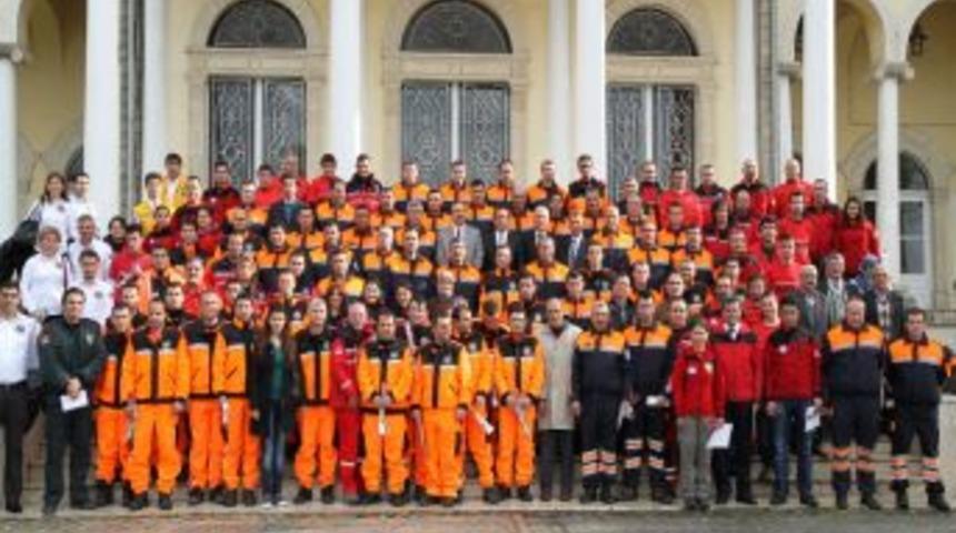 İzmir Valiliği Van depreminde g&ouml;rev alan personele plaket verdi