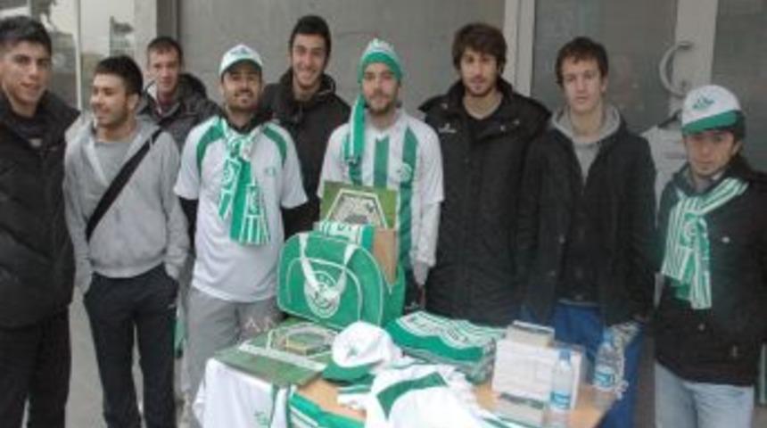 Memleketlerine gidecek yol parası bulamayınca formalarını satışa çıkardılar