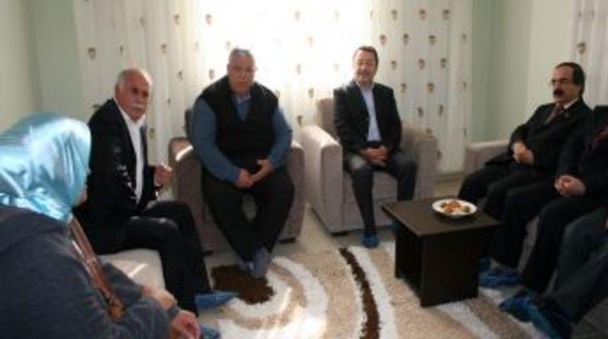 Tek odalı penceresiz evde yaşayan aileye Kimse Yok Mu ev verdi