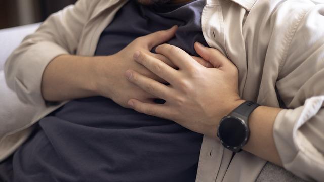 Kalbiniz düzensiz atıyorsa dikkat! İlk belirtisi inme olabilir