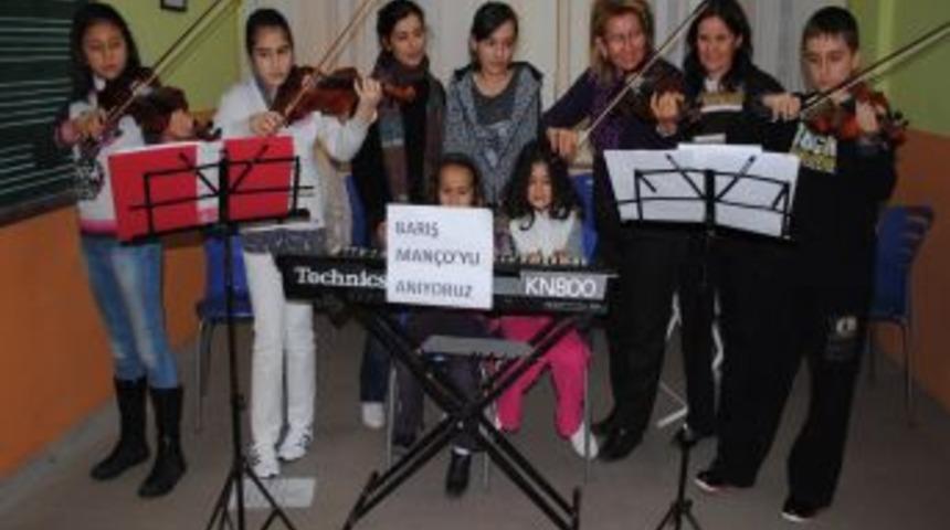 Resitalim, kuruluş yıld&ouml;n&uuml;m&uuml;nde Barış Man&ccedil;o'yu şarkıları ile andı