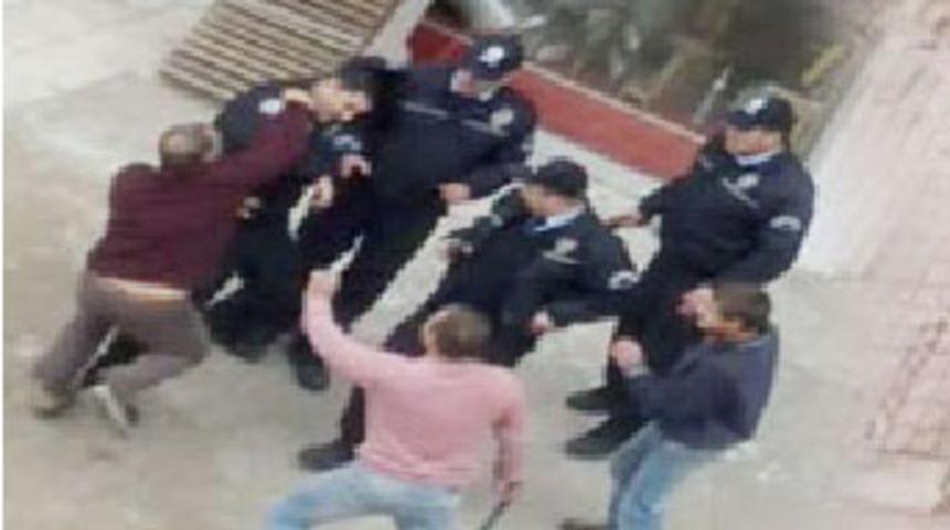 Polise bı&ccedil;aklı saldırı kamerada