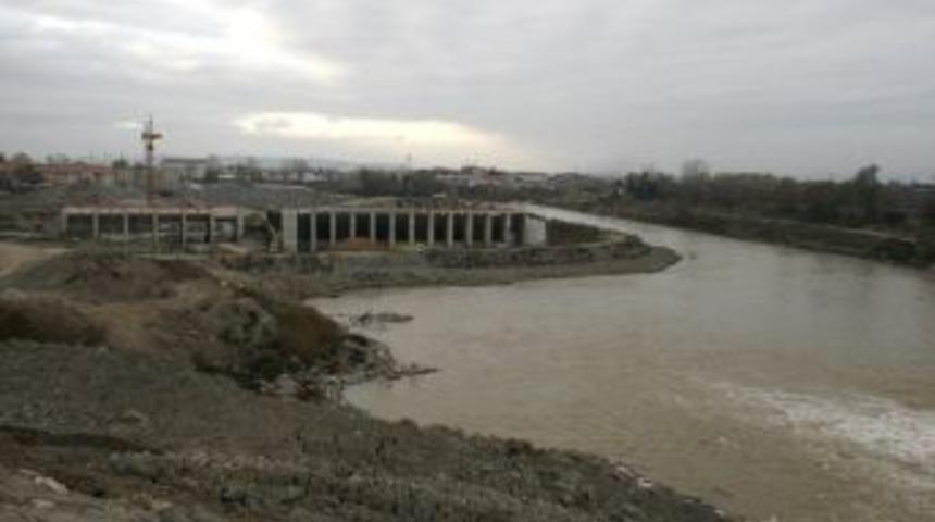 Sakarya Nehri'ne yapılan HES&rsquo;in elektromekanik aksamı geldi