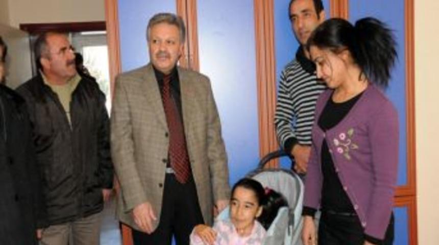 Vali Kahraman, Karaman&rsquo;da misafir olan depremzedeleri ziyaret etti