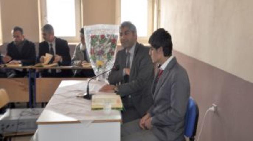 İmam hatipli &ouml;ğrenciler ezanı g&uuml;zel okumak i&ccedil;in yarıştı