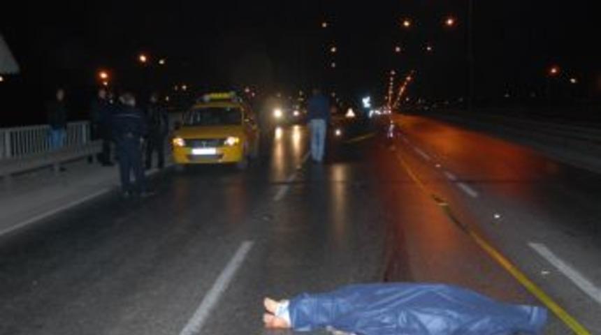 Taksiden indi, yoldan ge&ccedil;en ara&ccedil; &ccedil;arptı