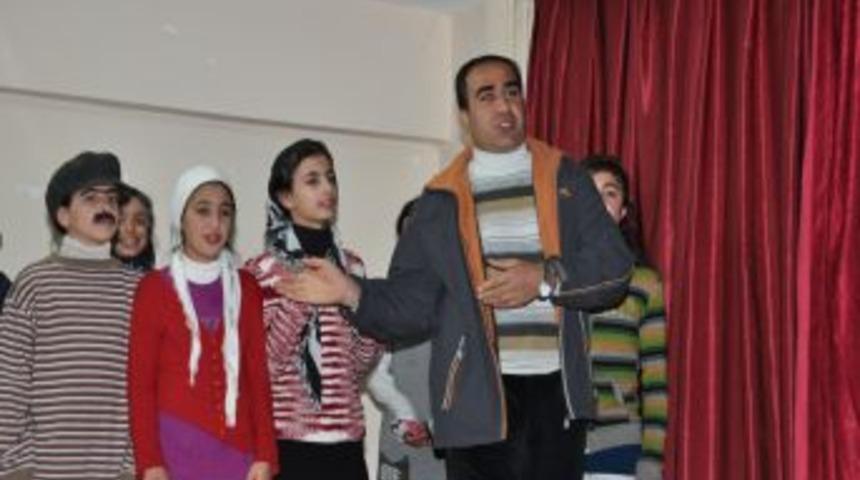 YİBO &ouml;ğrencileri, kendileri yazıp, kendileri oynadı