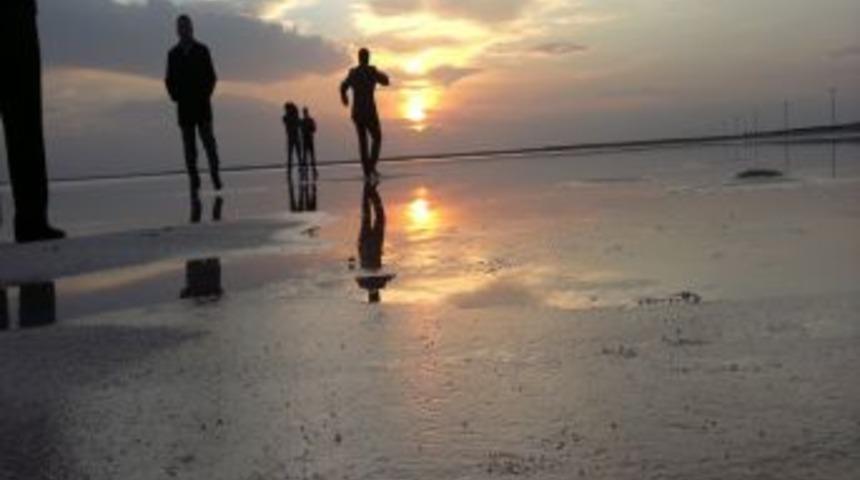 G&uuml;neş, Tuz G&ouml;l&uuml;'nde bir başka batıyor