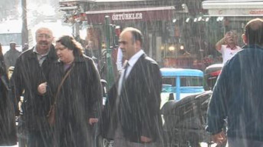 Yağmur ve g&uuml;neşin birlikteliği Taksim'de g&ouml;rsel ziyafet sundu