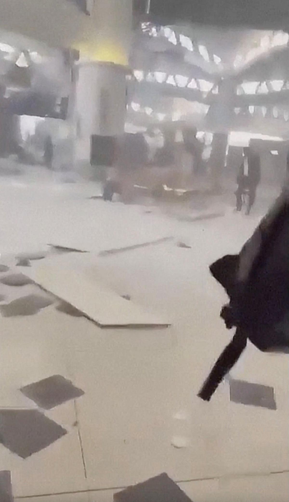Suudi Arabistan a saldırılar devam ediyor! Havalimanında yangın çıktı 2