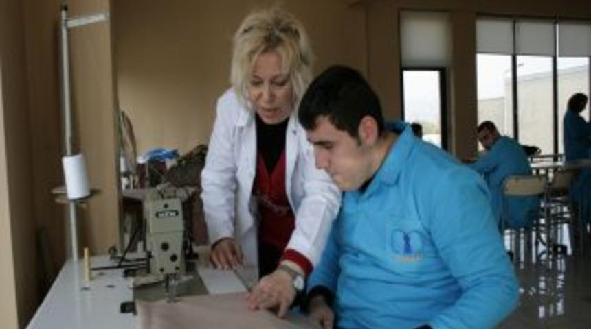 Engellerine takılmadan &uuml;retmeye &ccedil;alışıyorlar