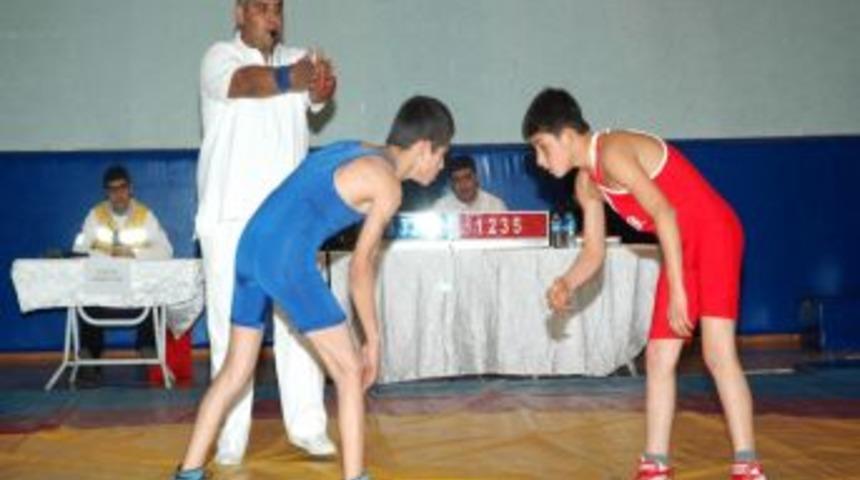 Minik g&uuml;reş&ccedil;iler teşvik kupasında mindere &ccedil;ıktı