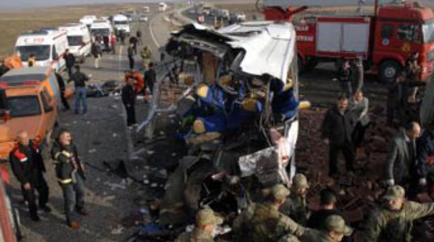 Diyarbakır'da feci kaza: 25 &ouml;l&uuml;