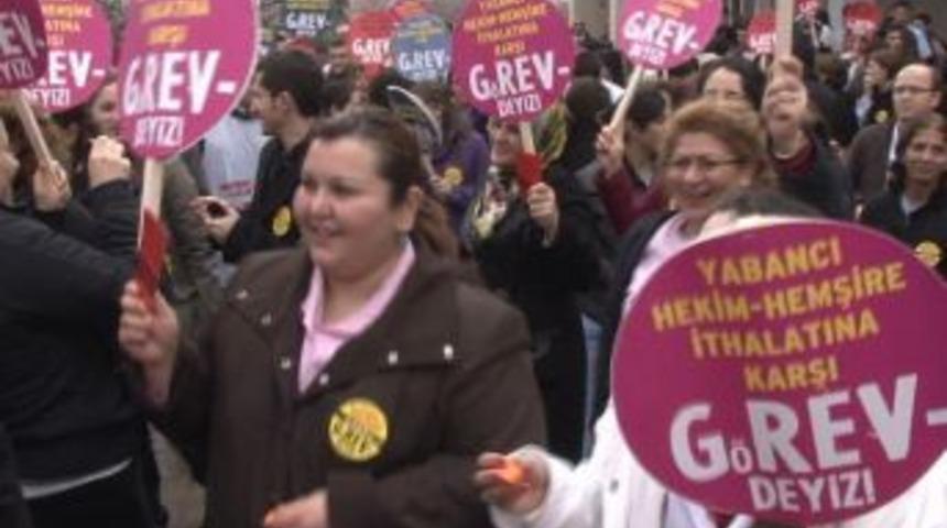 Sağlık &ccedil;alışanları 'yabancıya karşı' Beyazıt Meydanı'nda toplanıyor